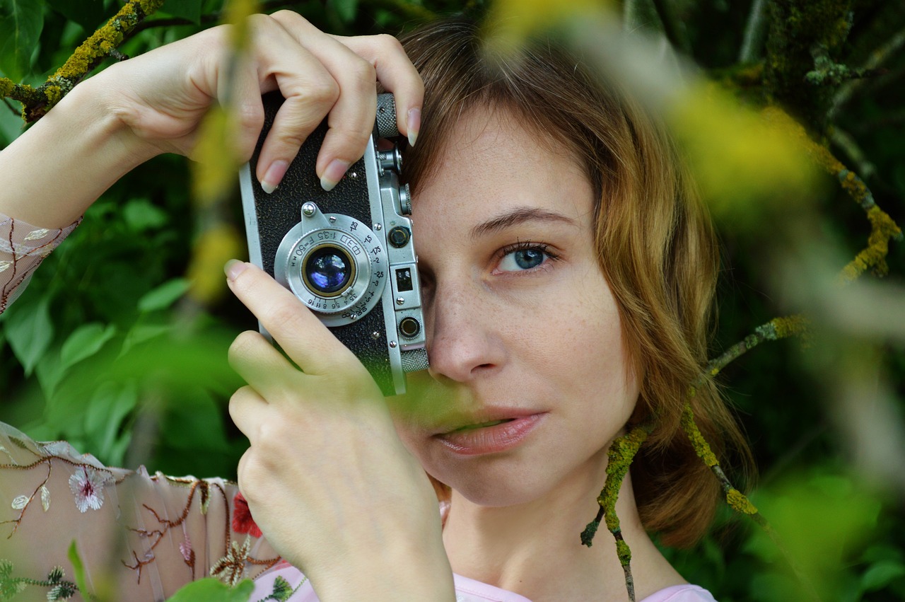 How to Create Personalized Photo Frames with Crafts